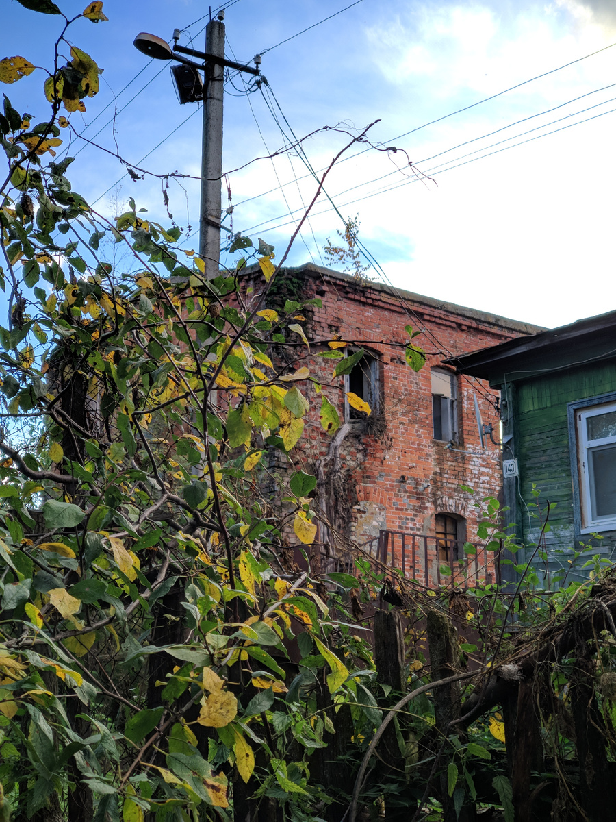 Каменное здание дореволюционной постройки, улица Чапаева, 139. Фото из личного архива, октябрь 2022.