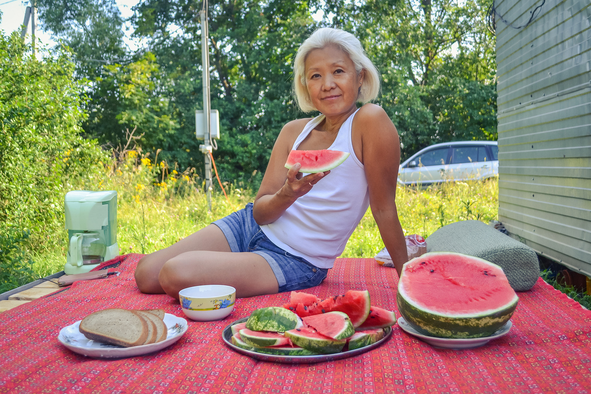 Прохладный арбуз в знойный день на новом топчане. 2020 г.