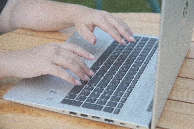    Иллюстрация к материалу: Сбой ИИ лишил мать пятерых детей выплат в Петербурге