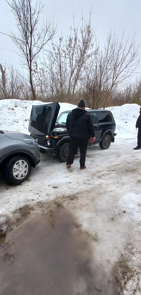 Мужики ремонтирут машины в лужах