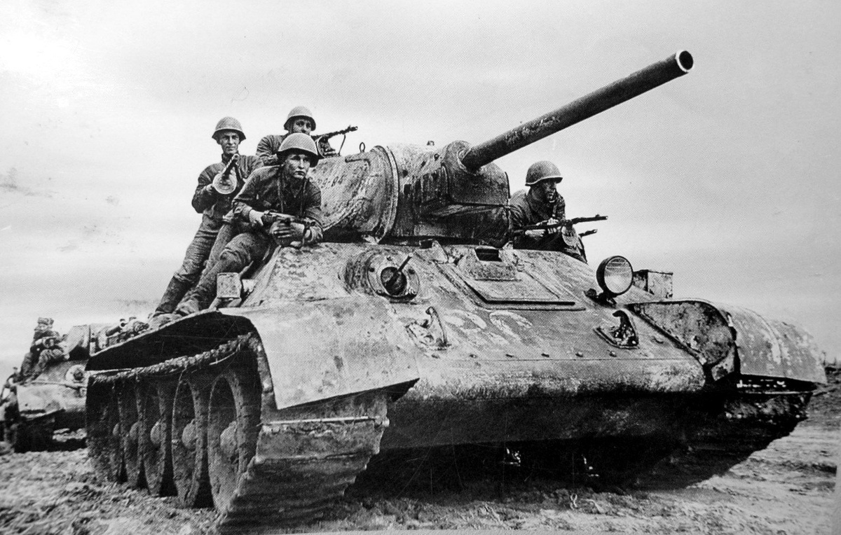 На этом снимке видно, что гусеницы Т-34 полностью залеплены землёй;