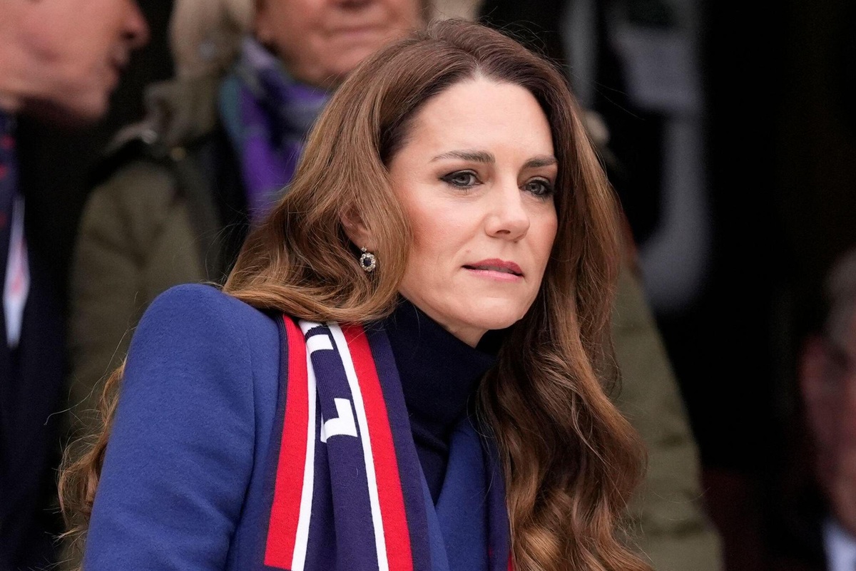     Кейт Миддлтон в элегантном ярко-синем пальто и без мужа появилась на стадионе