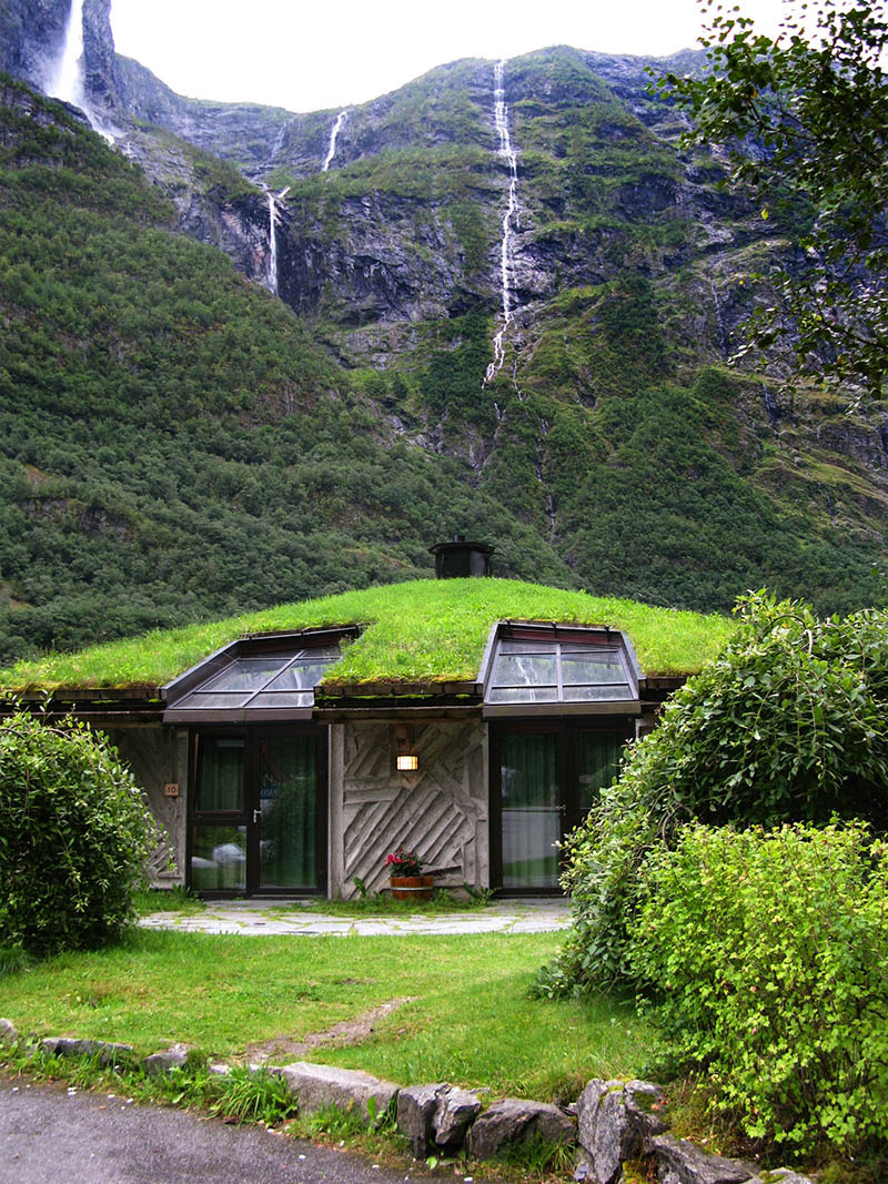 Сувенирная лавка около водопада Семь сестер, что недалеко от деревни Гейрангер. 2009 г.