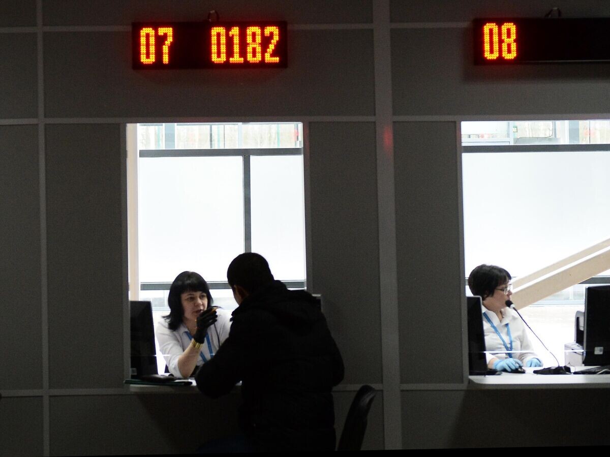    Посетители в многофункциональном миграционном центре Москвы близ деревни Сахарово | © РИА Новости / Максим Блинов