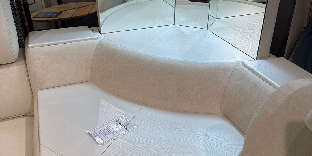 Алиса, разложи диван! Алиса, открой бар!