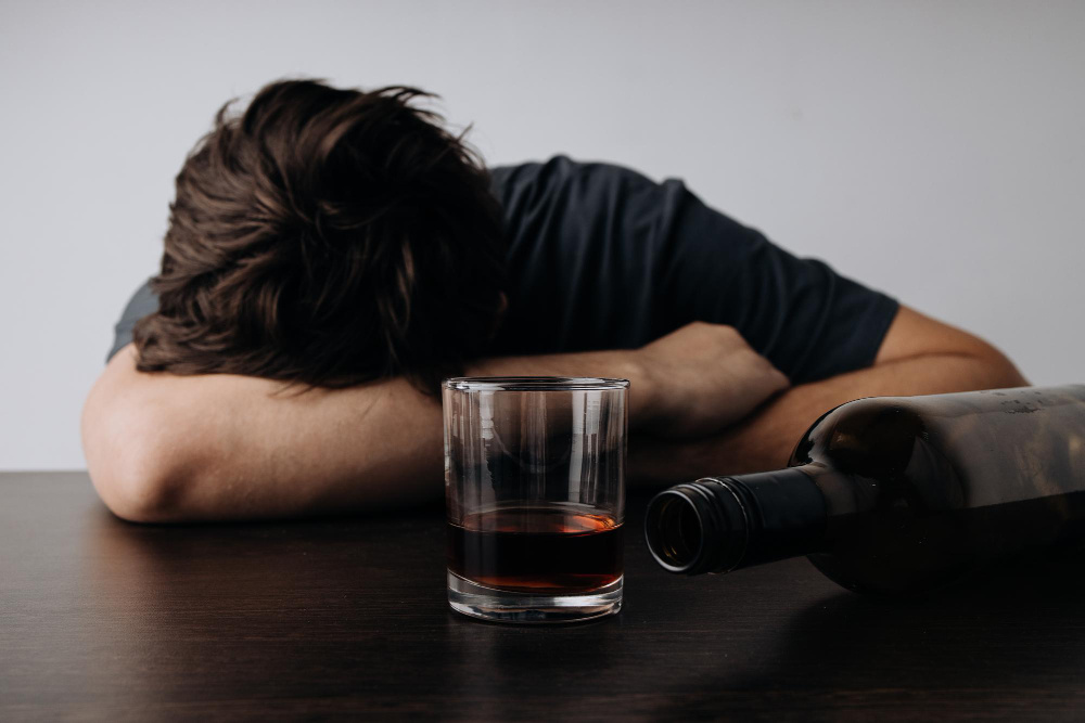 Формы алкогольной зависимости: какие бывают и как проявляются. (источник изображения: freepik.com)