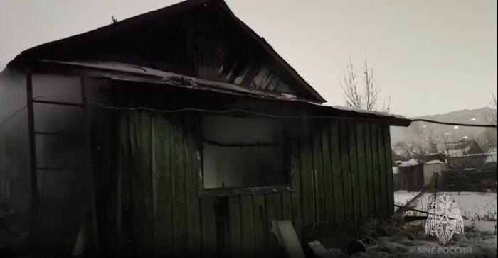 В Благовещенске при пожаре в жилом доме погибли пять человек. Обложка © Telegram / МЧС Амурской области