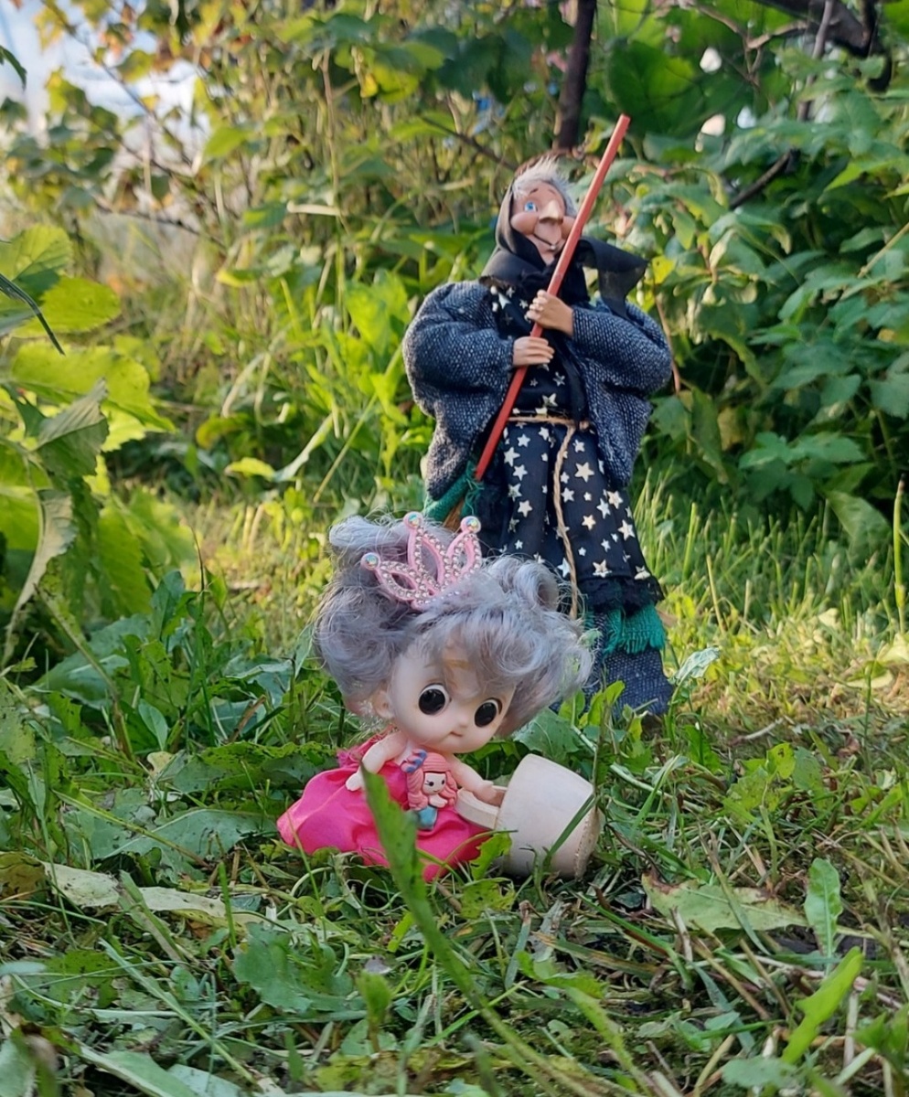 Принцесса Алиса и старая травница Ёжка. Фото автора канала