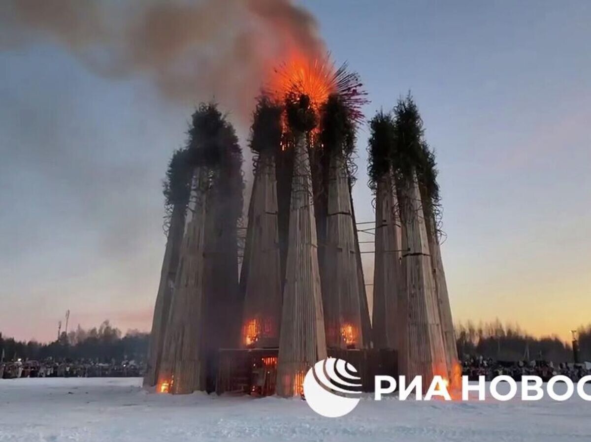    Огромное сердце сожгли на Масленицу в калужском арт-парке "Никола-Ленивец". Кадр видео | © РИА Новости