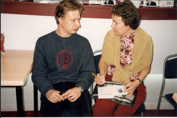 Алексей Кузьмин, один из основателей Литреса и Галина Врублевская, писатель. Московская книжная ярмарка, 2005 год (фото автора)