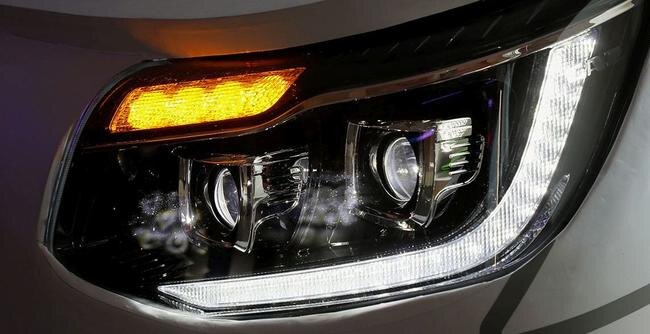 У некоторых водителей плохо с матчастью: они вообще не включают ближний свет фар, горят только ходовые огни