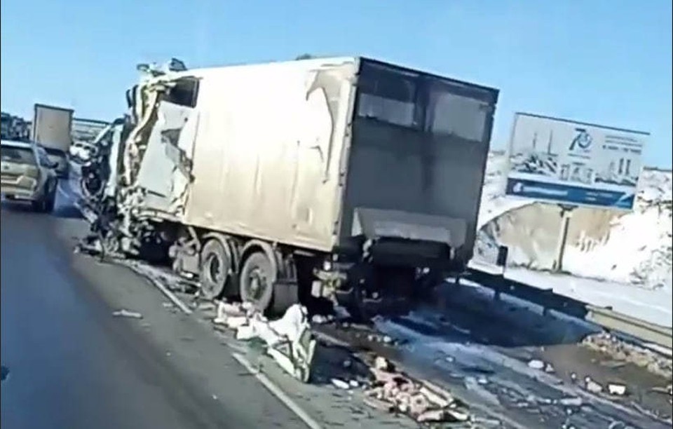    Одна из фур сильно пострадала. Фото: кадр с видео очевидцев.