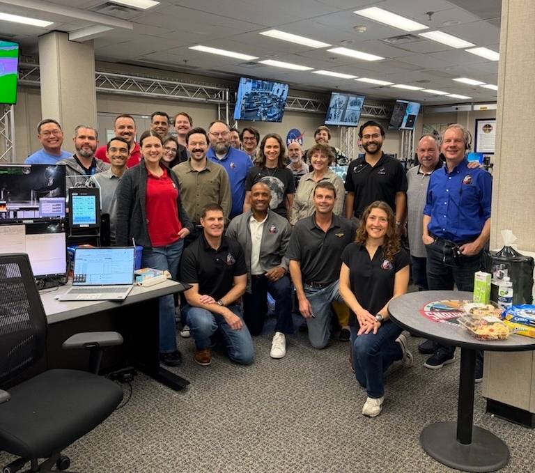 Экипаж «Артемиды-2», сфотографированный со своей тренировочной командой, завершает последнюю симуляцию перед началом карантина. Источник: НАСА.