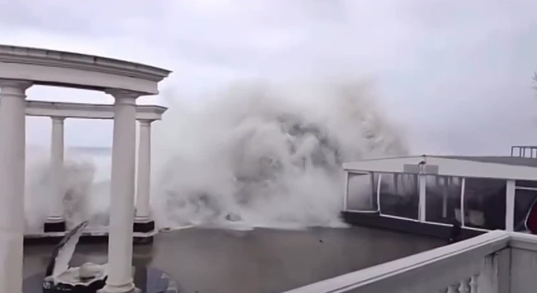 Шторм в Новой Гагре. Фото из интернета. Абхазия-2026