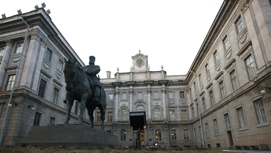    Мраморный дворец. Памятник Александру III. Автор фото: Ваганов Антон