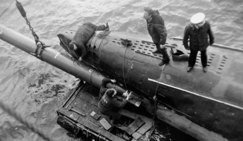 Загрузка торпеды в кормовой торпедный аппарат. Фото: iknigi.net