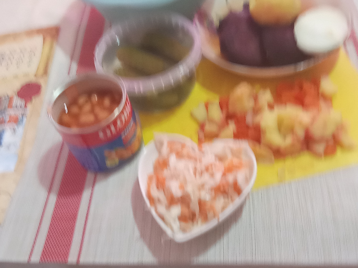 Всё для приготовления винегрета.