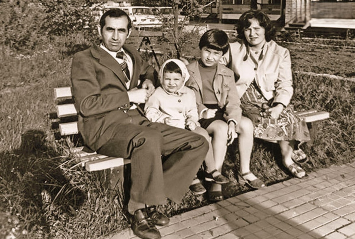 На фото: Ирада Зейналова с сестрой и родителями