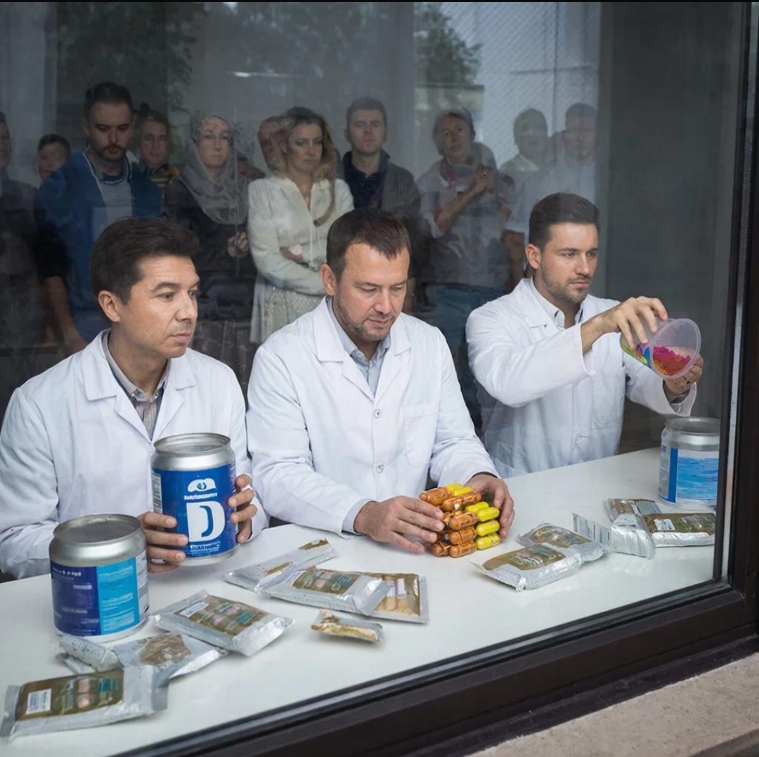 Я долго смотрел на них через экран. А потом решил заглянуть в их аптечки. Там оказалось интереснее, чем в любой аптеке 