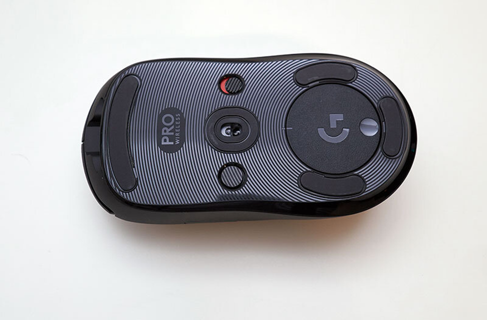 Вот же они: по краям мыши и вокруг сенсора