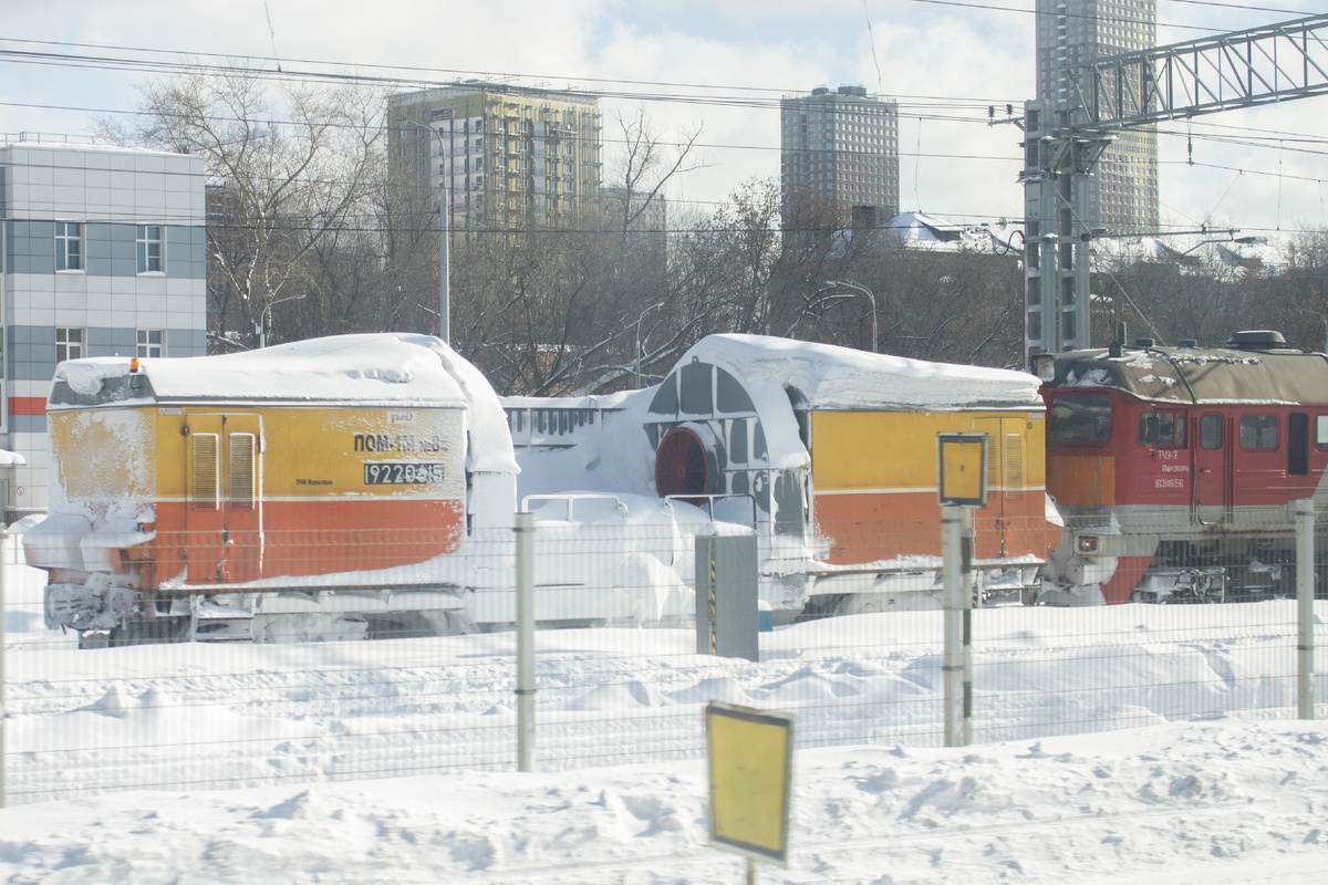 Снегоочиститель ПОМ1М под тягой тепловоза 2М62У на станции Андроновка