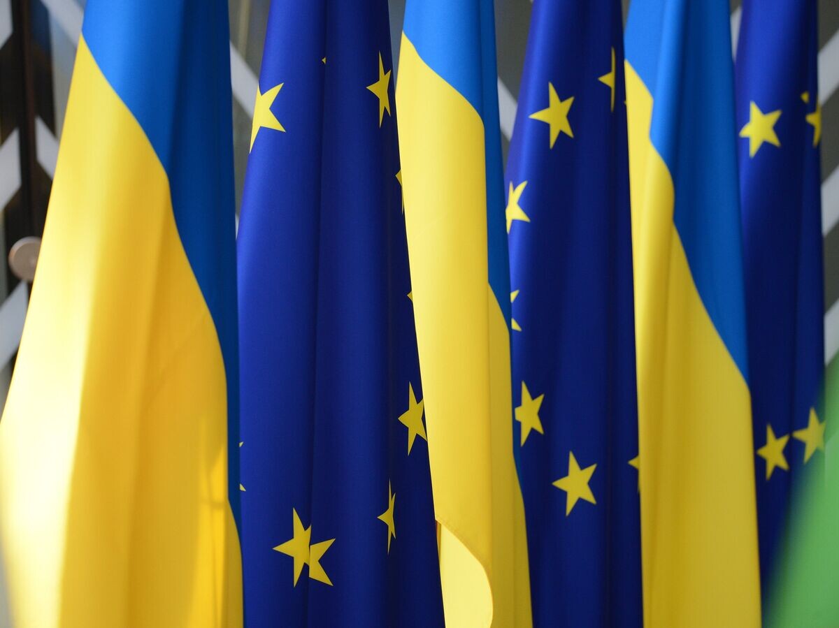    Флаги Украины и Европейского Союза© РИА Новости . Алексей Витвицкий