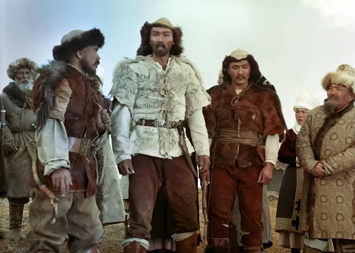    В своей работе Кенжебубу Абдырасуловна отметила, что гибель охотника передаётся через художественный образ чёрного ворона. О самом охотнике и о его гибели не сказано прямо, но «воссевшие на вершине скалы Аблетим безмолвные чёрные вороны» свидетельствуют о том, что где-то в пропасти лежит тело погибшего.