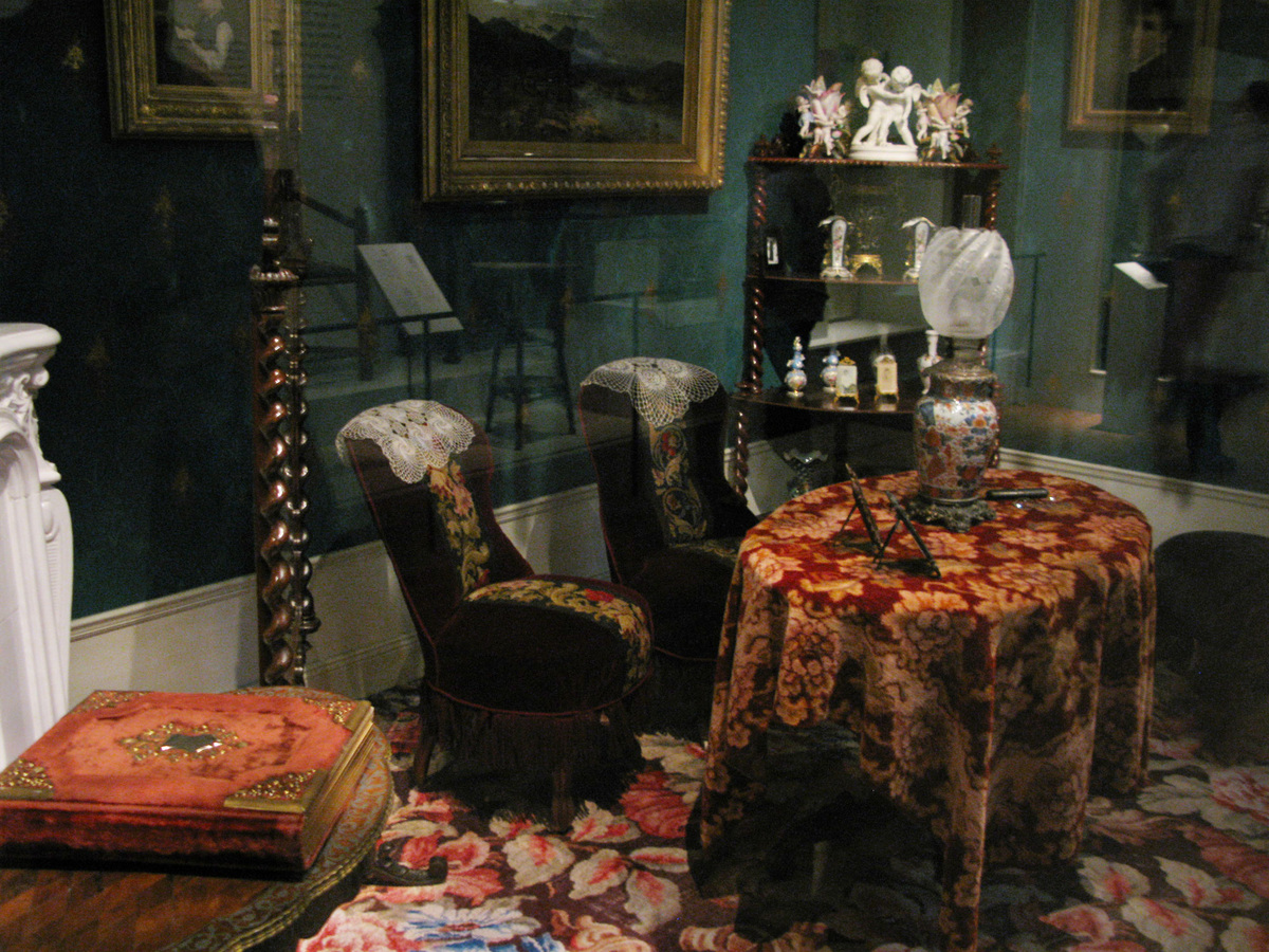 Интерьер в стиле бидермайер в Музее народов севера в Стокгольме / Пролистайте галерею кликом справа