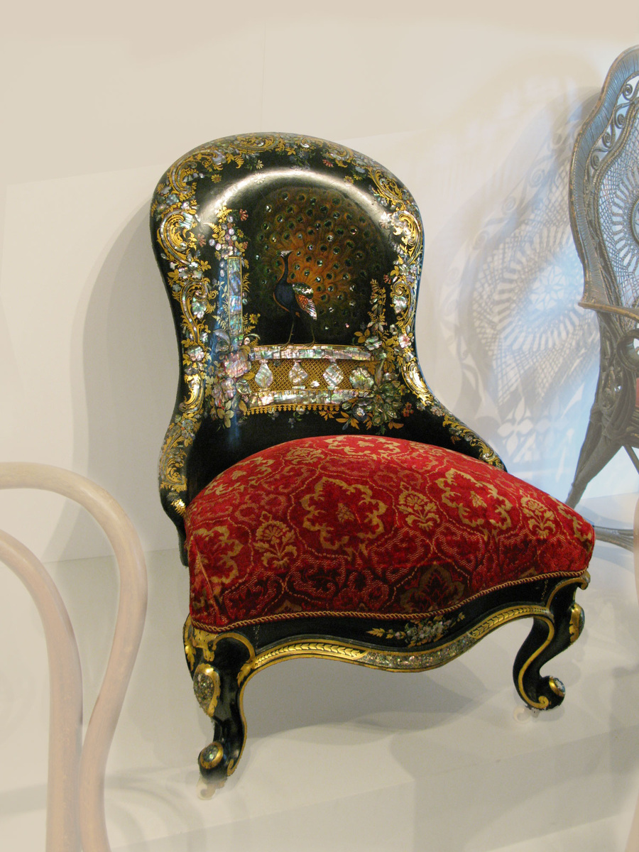 "Шикарные" предметы из обихода элитарных слоев общества иногда попадали и в жилища среднего буржуа