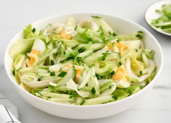 Салат с кальмаром, огурцом и яйцом: классика с морским акцентом