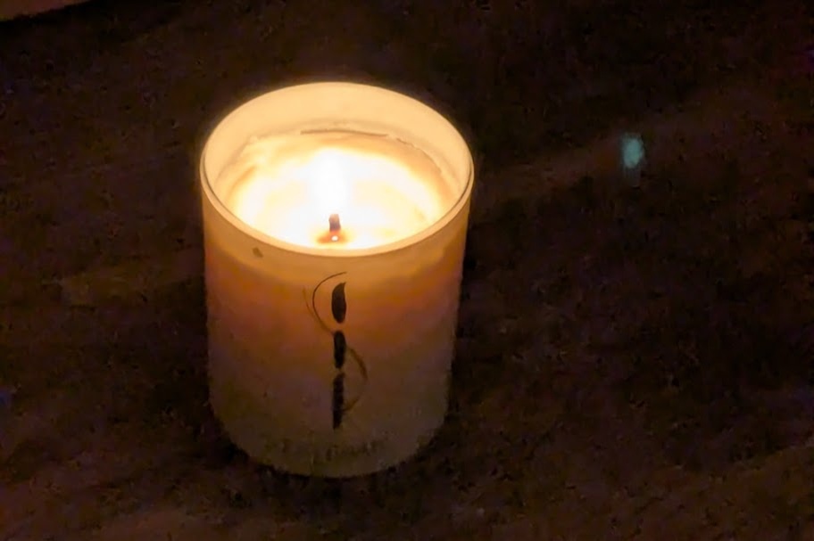 Зажгла свечу на месте, где стояла коробка Маси - ее последний приют.