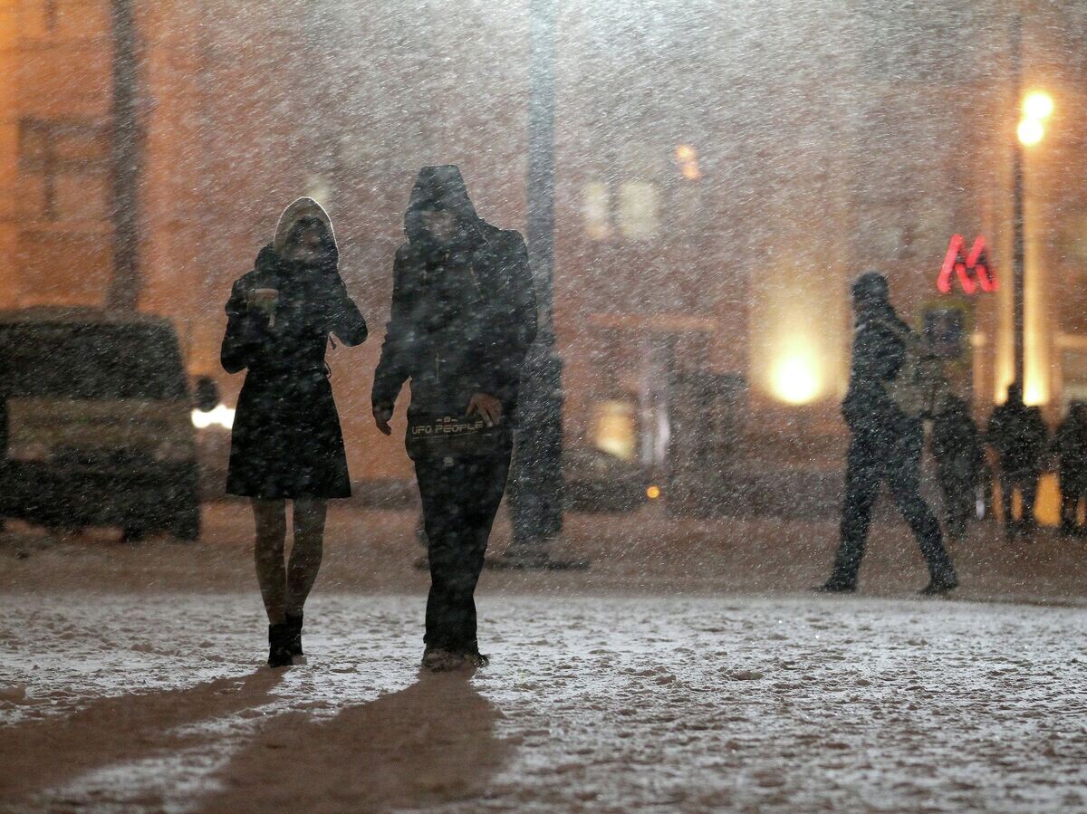    Жители Москвы на одной из улиц города во время снегопада© РИА Новости . Евгений Биятов