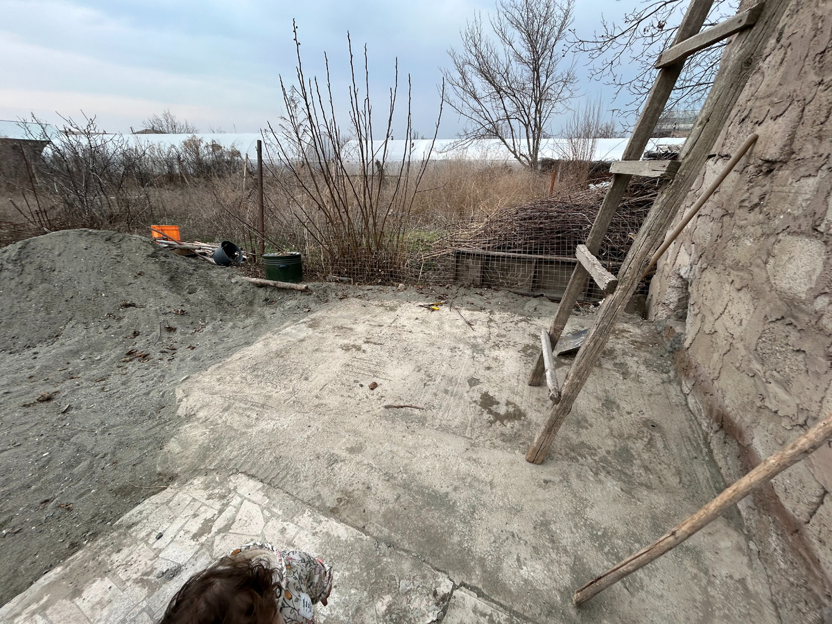 Вот песок уже перекидала, расчистила забетонированный участок. 