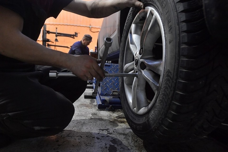    По предварительной версии, погибшие в закрытом боксе ремонтировали заведенную "Газель" Владимир ВЕЛЕНГУРИН