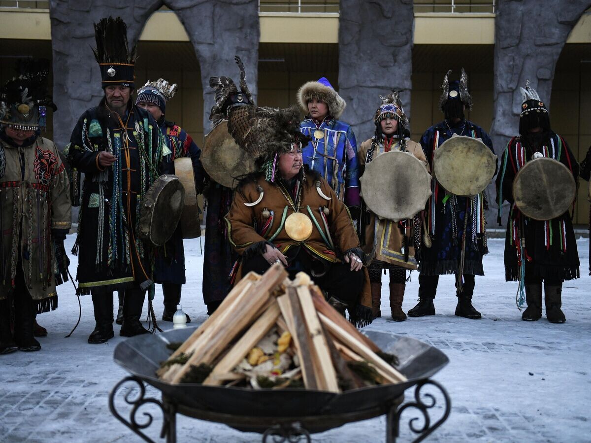    Шаманы разжигают ритуальный костер© РИА Новости . Александр Кряжев