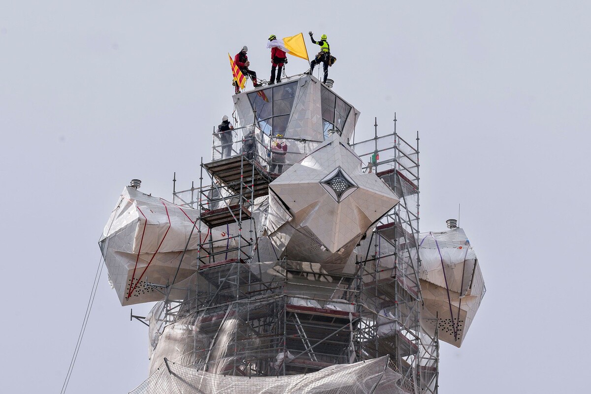  Установка верхней часть креста на башню Иисуса Христа Саграда Фамилия в Барселоне. © ENRIC FONTCUBERTA / EPA / TASS