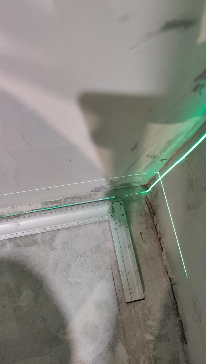 Стена должна была быть параллельно зелёной линии. В одному углу не хватает, в другом надо наращивать.