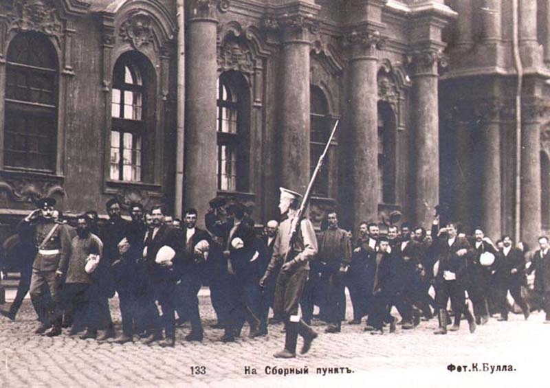 Всеобщая мобилизация в России в 1914 году. Фрагмент фотографической открытки.