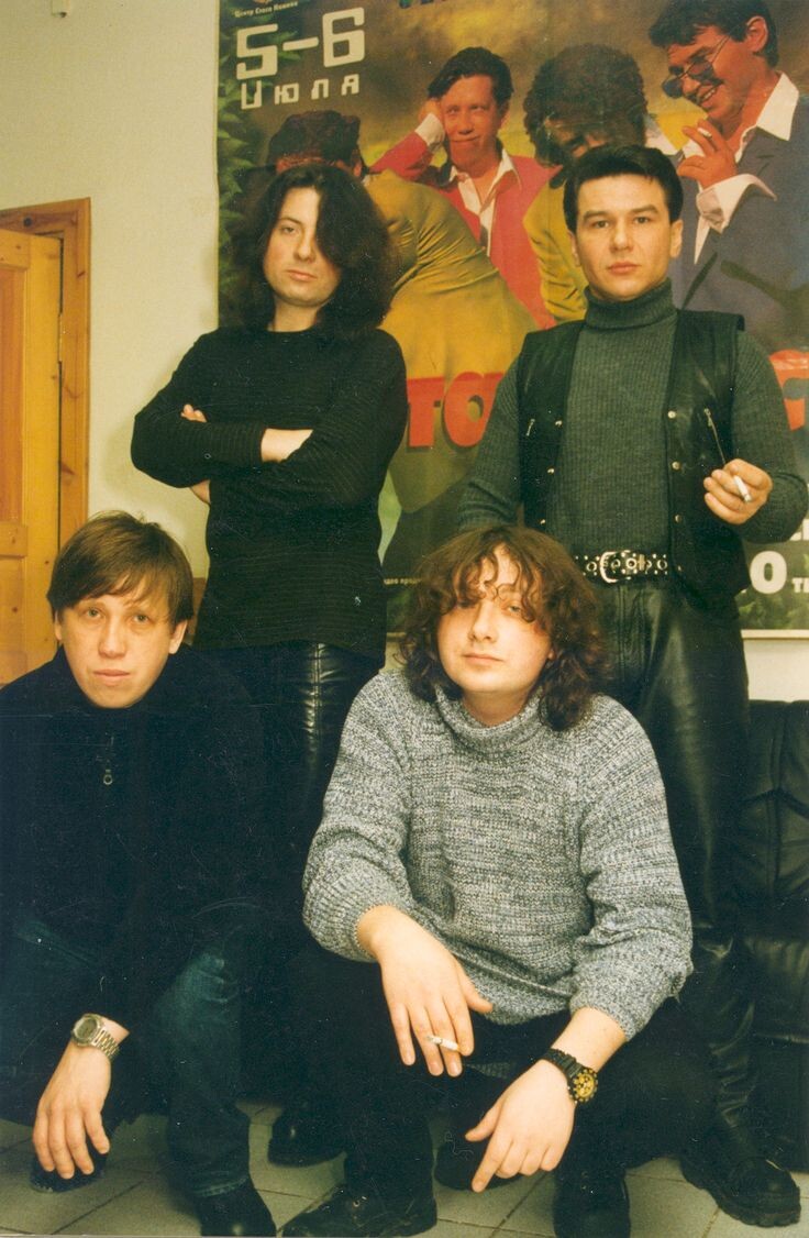 Рок - Группа «Агата Кристи» 1998 год. Верхний ряд с лево на право: Вадим Самойлов, Александр Котов. Нижний ряд с лево на право Александр Козлов, Глеб Самойлов