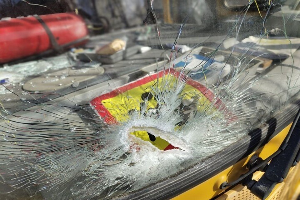    Автобусы с надписью "ДЕТИ" стал целью для обстрела. Фото: тг-канал Натальи Романиченко