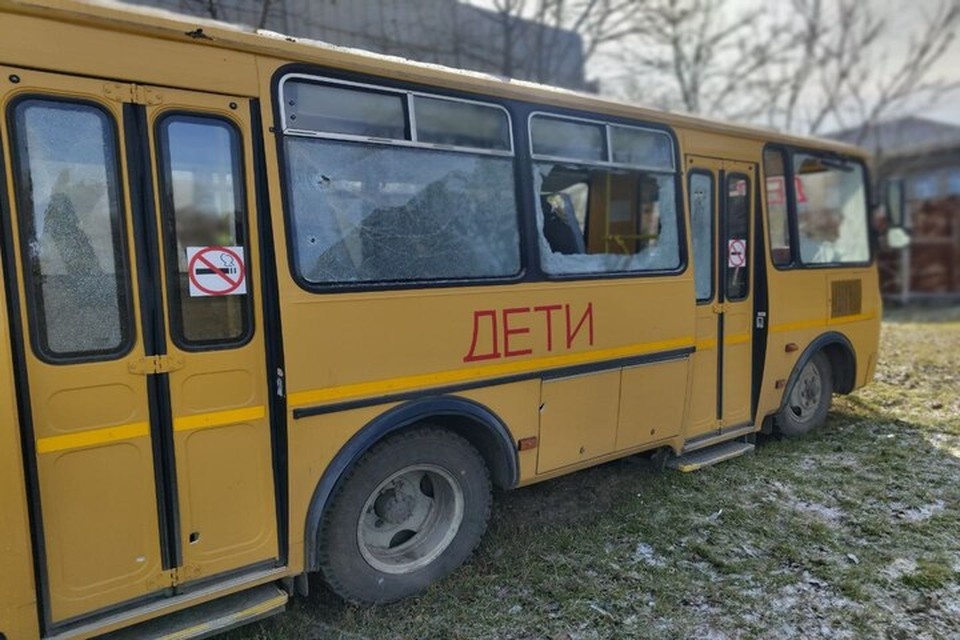    Взрывом побило три автобуса на школьной стоянке. Фото: тг-канал Натальи Романиченко