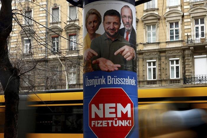 В Будапеште развесили билборды против финансирования Украины. Обложка © Х / pampam