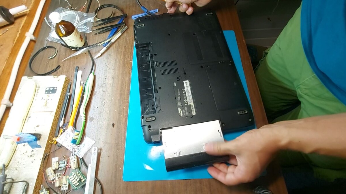 Вынимаем дисковод.