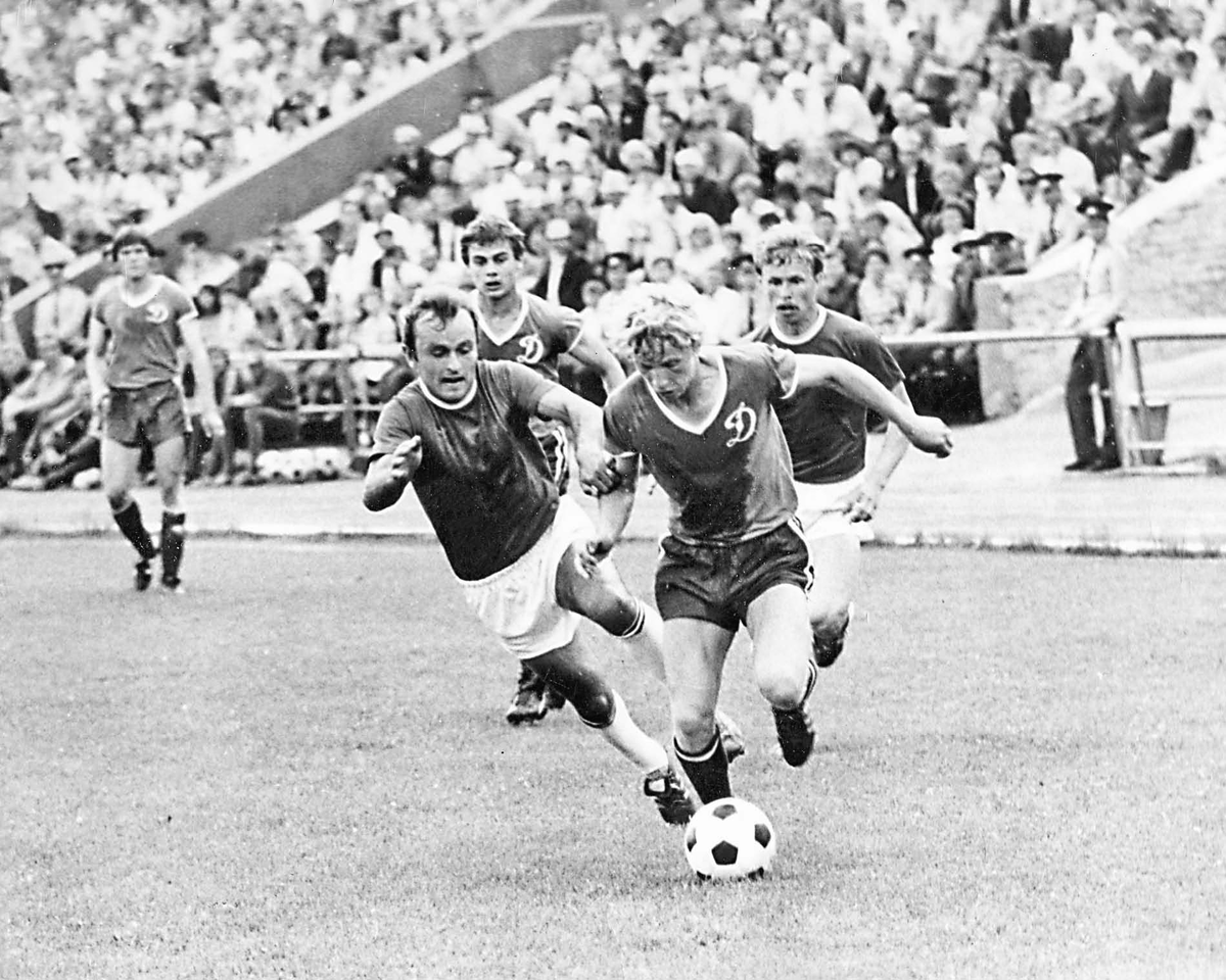 Дедушка Валерия Чупина - легенда вологоградского футбола. На фото Валерий Чупин-старший пытается отобрать мяч у игрока команды-соперника
