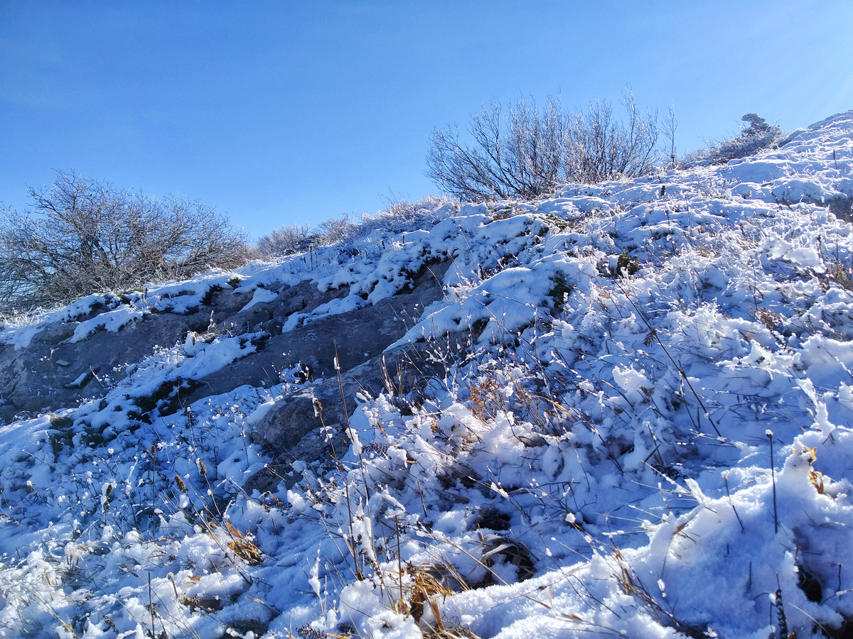 Снег на склоне Чатыр-Даг