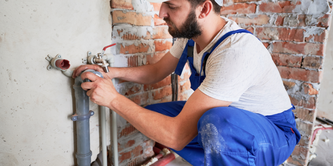 "Капает из трубы, а УК не спешит чинить: как заставить коммунальщиков работать"