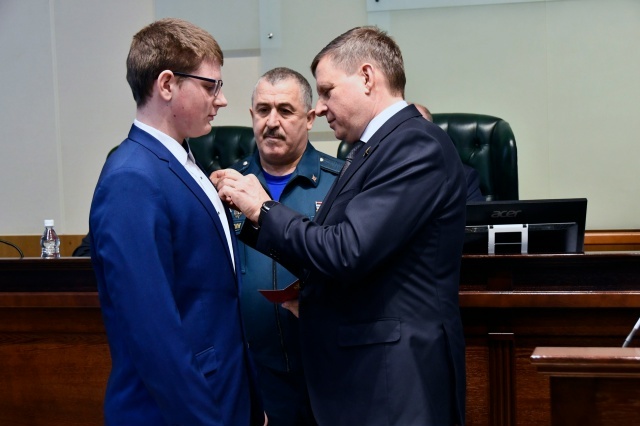 Тверские депутаты наградили медалью парня, спасшего тонущего ребенка