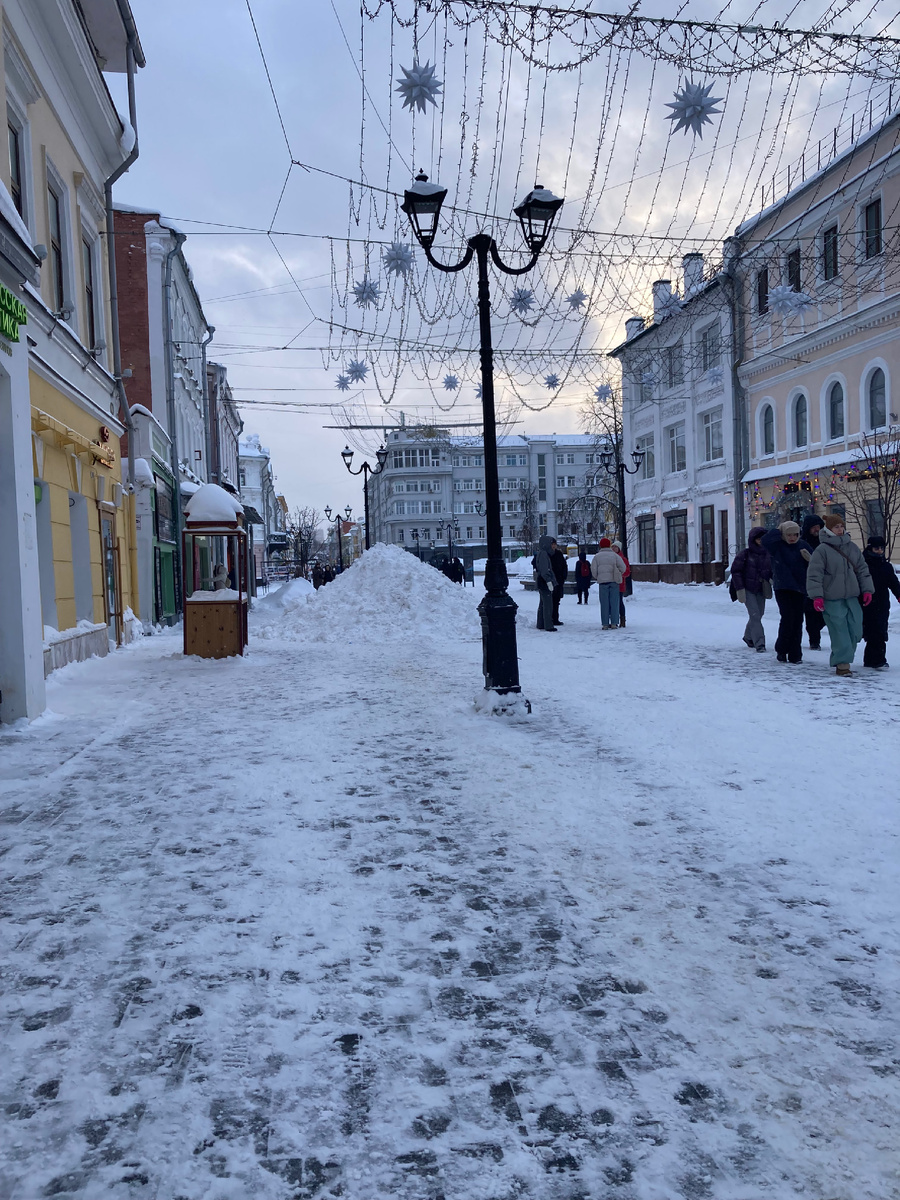 Покровка. Впервые вижу горы невывезенного снега посреди улицы.