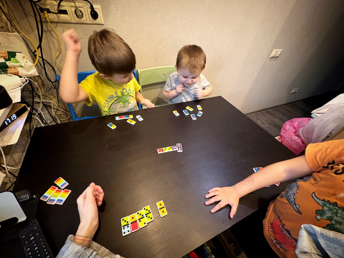 Активно мы играем в домино, эмоционально я б сказала