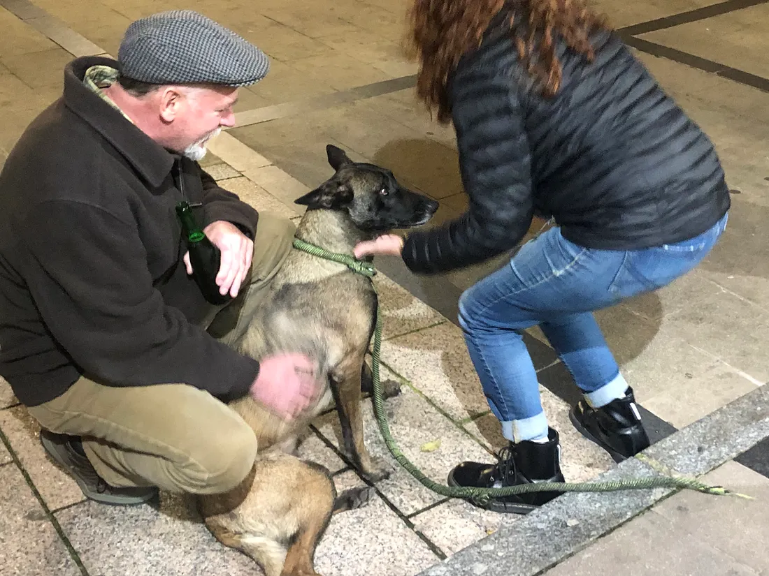 Харо, Испания. Кэролин и Билл не могут устоять перед собаками, где бы они ни находились.